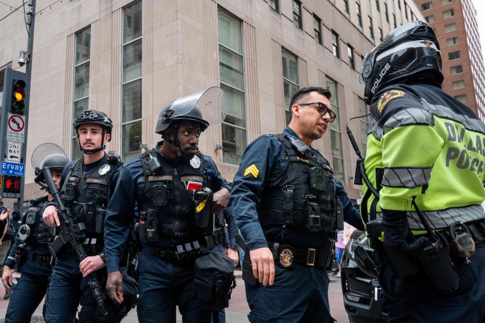الشرطة الأمريكية: مقتل شخصين وإصابة ثلاثة آخرين في إطلاق نار قرب مركز تجاري شمال دالاس- (فيديو)