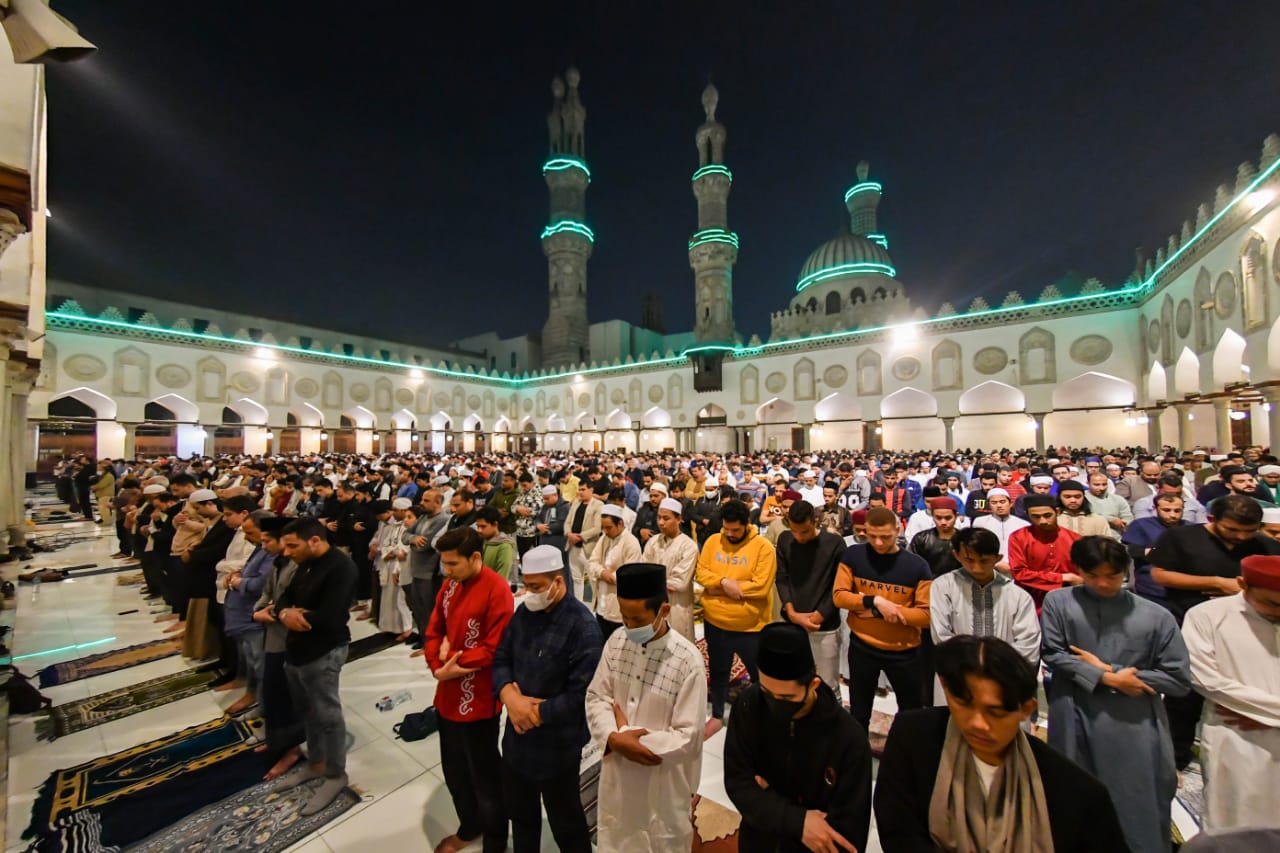 ماذا يقرأ الإمام في صلاة الفجر؟.. سورتان سنة عن النبي