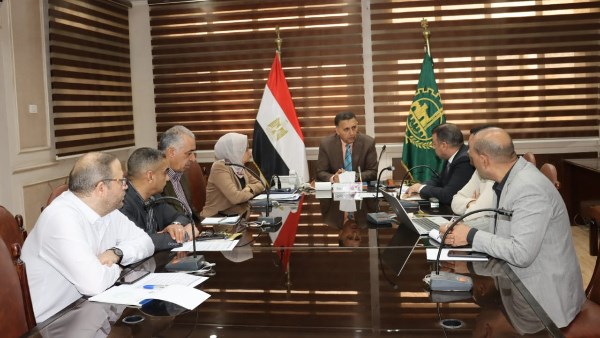 محافظ القليوبية يعقد اجتماعًا مع رئيس جهاز تنظيم النقل لبحث تطوير منظومة النقل الجماعي