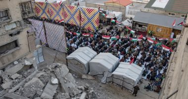 الفلسطينيون يؤدون صلاة العيد فى الساحات وبين أنقاض مساجد دمرها الاحتلال فى غزة