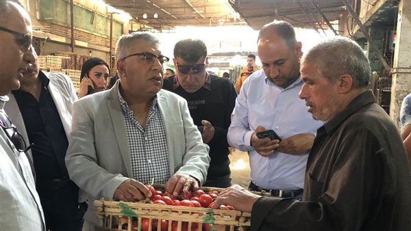 محافظ الدقهلية يتفقد سوق الجملة للخضراوات والفاكهة بالمنصورة
