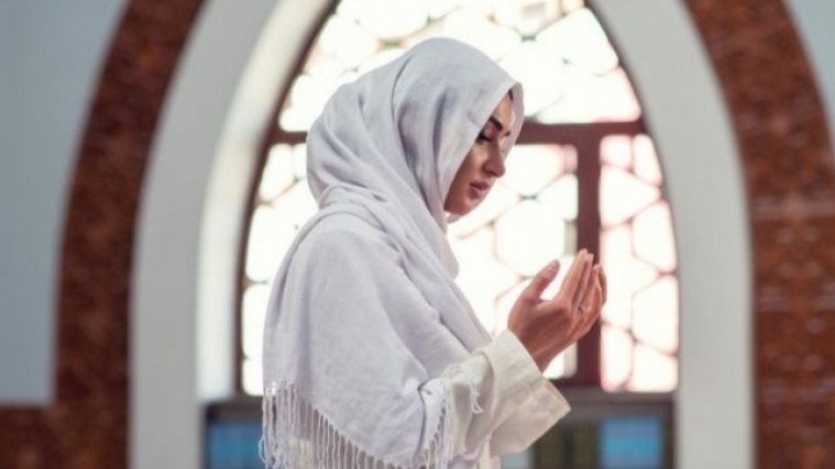 هل يُحسب الصيام إذا نزل الدم بعد الطهر أثناء الحيض؟