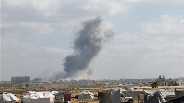 استشهاد مواطن فلسطيني وإصابة آخرين في غارات إسرائيلية على قطاع غزة