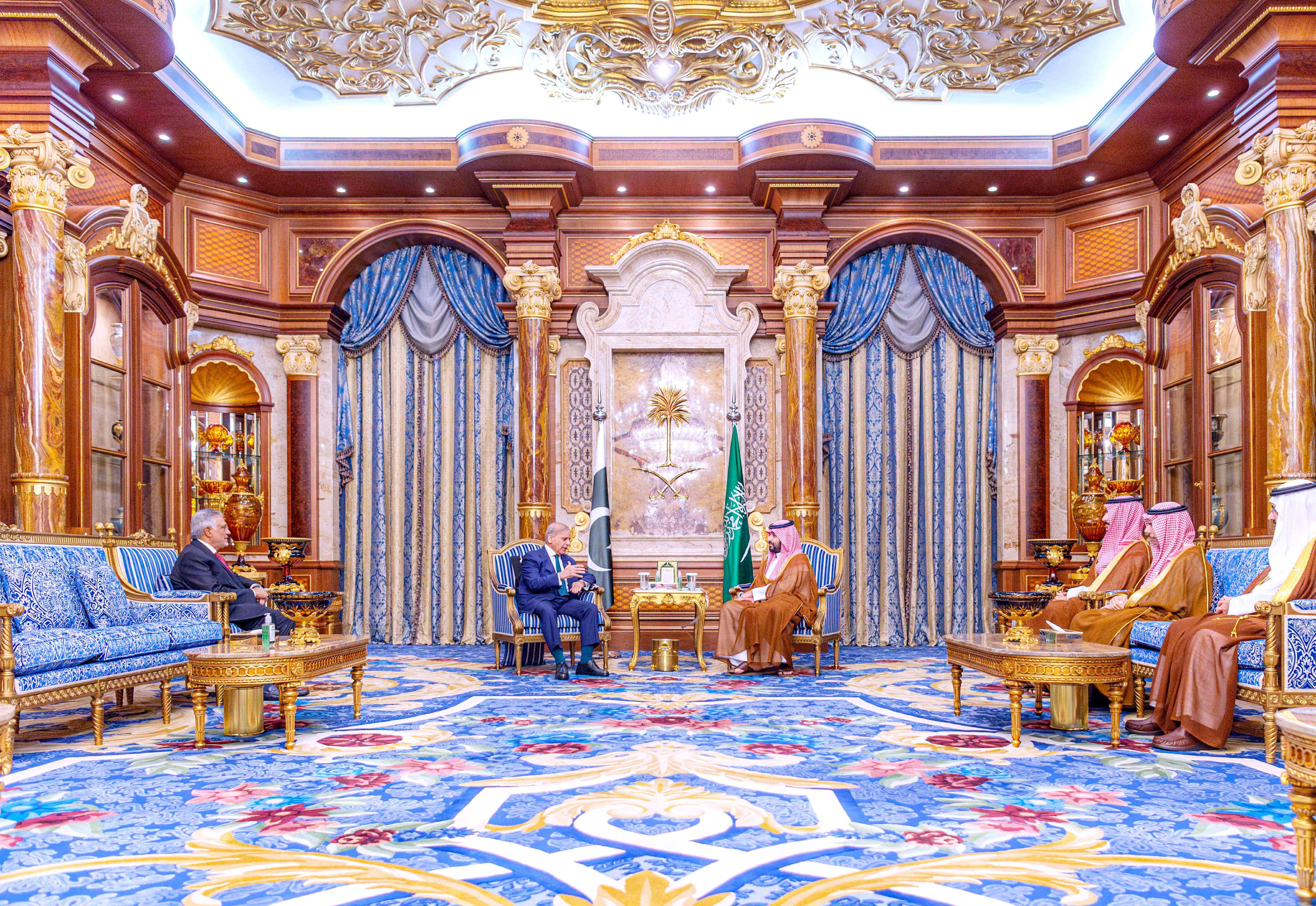 ولي العهد ورئيس وزراء باكستان يناقشان تعميق الشراكة ومستجدات الأوضاع الإقليمية