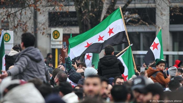 هكذا يستغل فلول النظام البائد القوانين الأوروبية ضد السوريين