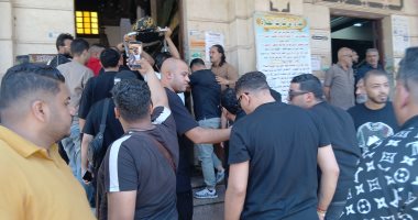 محمود الليثي ورضا البحرواي فى تشييع جثمان والد حمو بيكا بالإسكندرية
