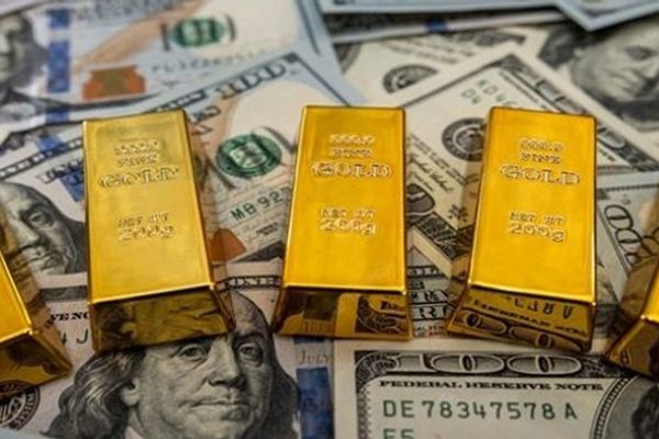 الذهب يتراجع متأثرًا بقوة الدولار وزيادة فرص رفع الفائدة