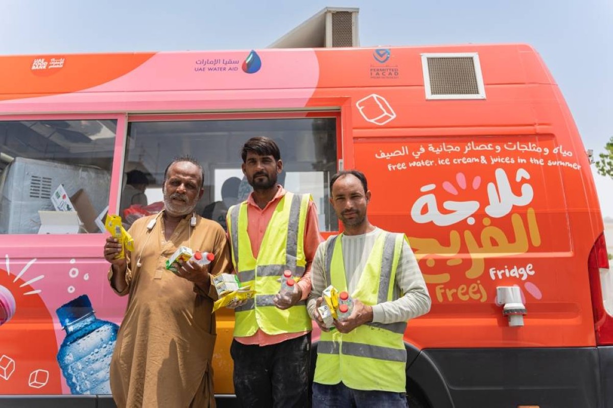 «ثلاجة الفريج».. مليونا عبوة مياه وعصائر تبرد قلوب العمال في الصيف