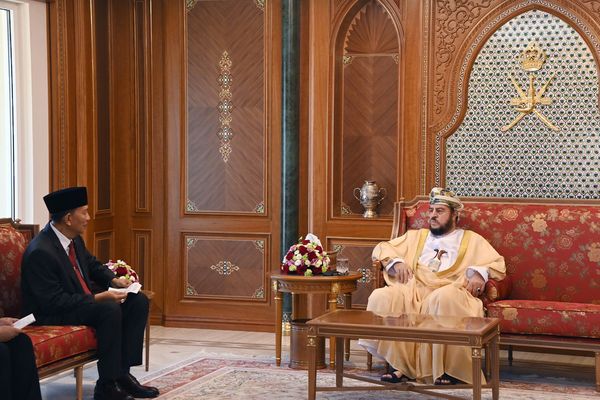 نيابة عن جلالة السلطان.. السيد أسعد يودِّع السفير الإندونيسي