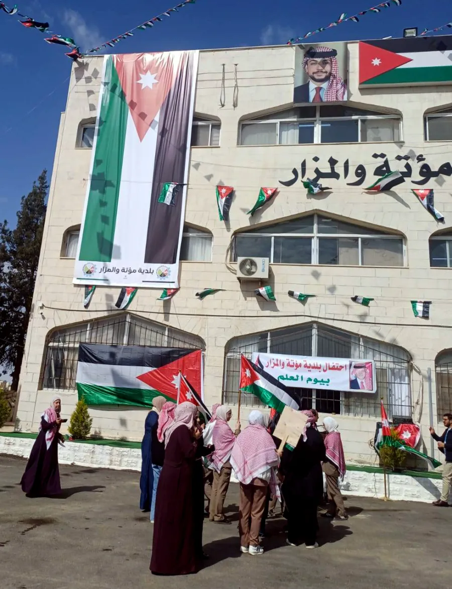 لواء المزار الجنوبي يحتفي بيوم العلم الأردني