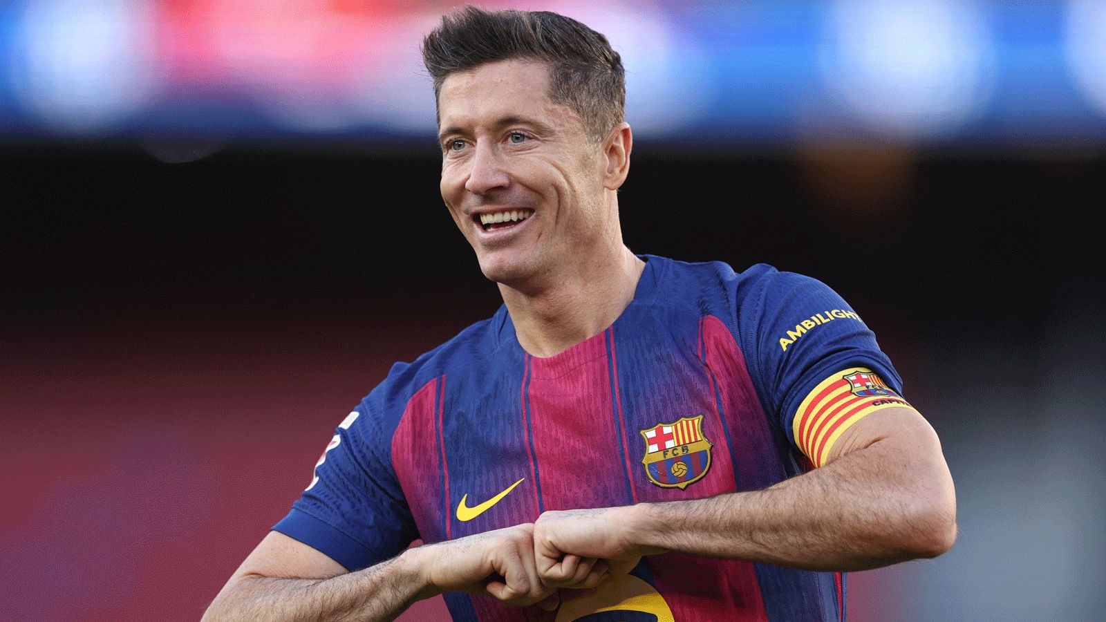 روبرت ليفاندوفسكي مستعد لقبول تخفيض راتبه من أجل البقاء في برشلونة رغم اهتمام دوري MLS والسعودية بضمه