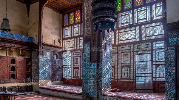 بيت السحيمي.. حكايات القاهرة القديمة بين جدران عمارة عثمانية فريدة.. “شباك العروسة” ضمن طقوس الزواج.. والوردة البيضاء إشارة تحذير لمنع إزعاج المريض