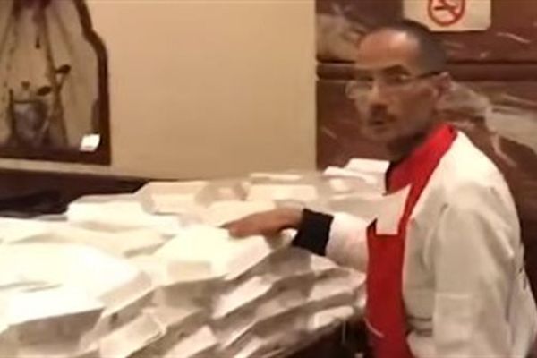 «مصريين وأجانب».. وجبات جاهزة استعدادا لإفطار نزلة السمان الجماعى (فيديو)