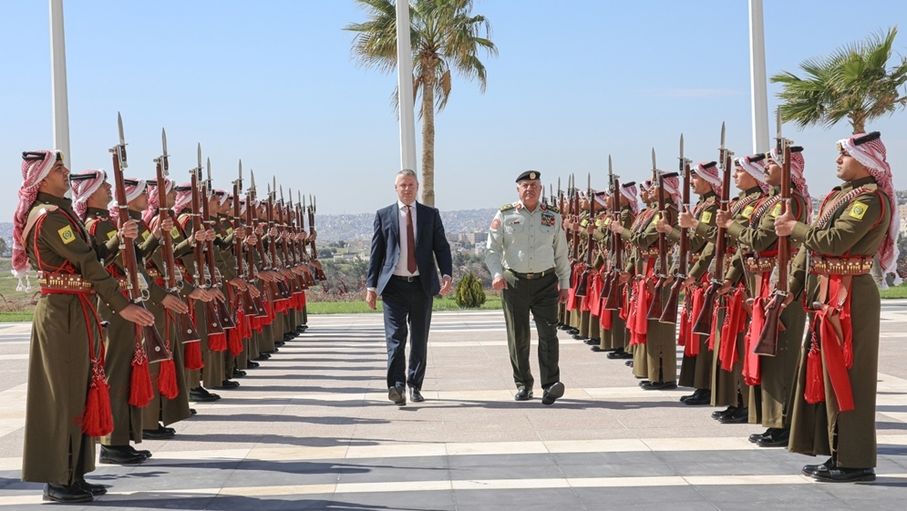 الحنيطي يستقبل وزير الدولة البريطاني لشؤون الجاهزية الدفاعية والصناعية