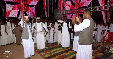 أفراح حلايب وشلاتين.. ثلاثة أيام من الطقوس التراثية المتوارثة تحييها قبائل البشارية والعبابدة.. تبدأ بيوم نسائى خالص وتمر بطقوس الحنة.. وتختتم بكشف الرأس والعقد فى مشهد ثقافى يعكس عمق العادات والتقالي