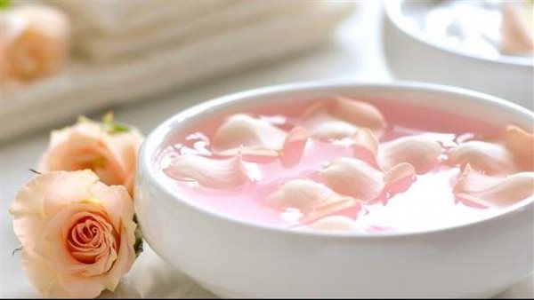 ماذا يحدث لجسمك عند إضافة ماء الورد إلى مياه الشرب يوميا؟