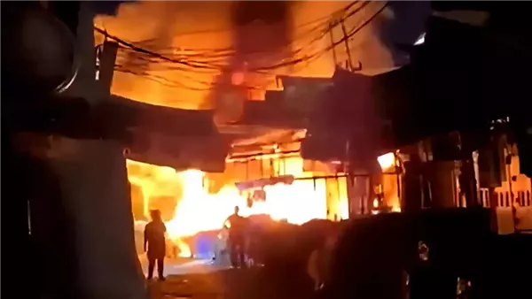 حريق ضخم يلتهم محال تجارية في سوق كركوك الكبير بالعراق (فيديو)