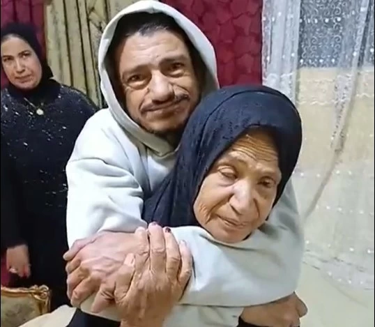 مأساة تهزّ القلوب.. مسنّة مصرية تحمل ابنها 45 عاماً على ظهرها