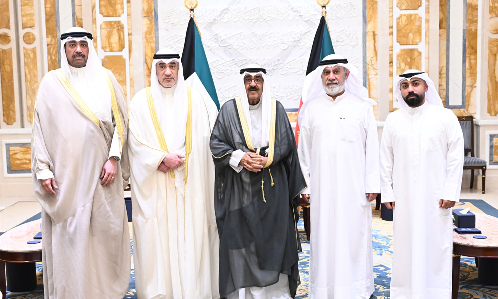 سمو أمير البلاد يستقبل أسر شهداء الواجب من وزارتي الدفاع والداخلية وأسرة الشهيدة الطفلة الإيرانية