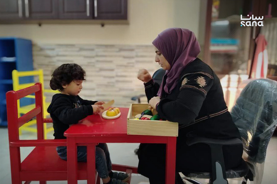 مركز “أنا وطفلي” في حماة يقدم خدمات مجانية لتأهيل الأطفال ذوي الإعاقة