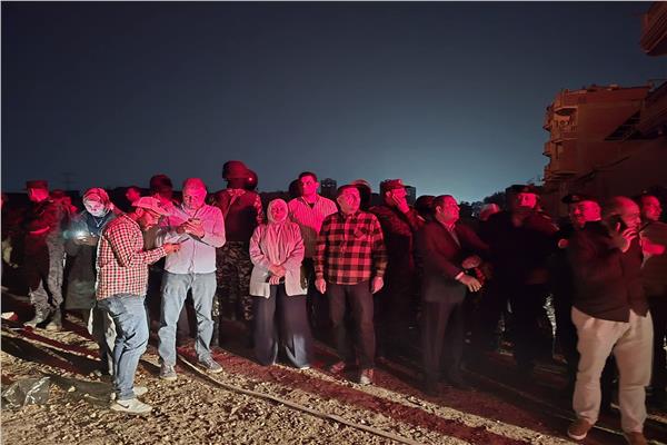 مدير أمن القليوبية يتفقد موقع حريق 3 مصانع بالقناطر الخيرية