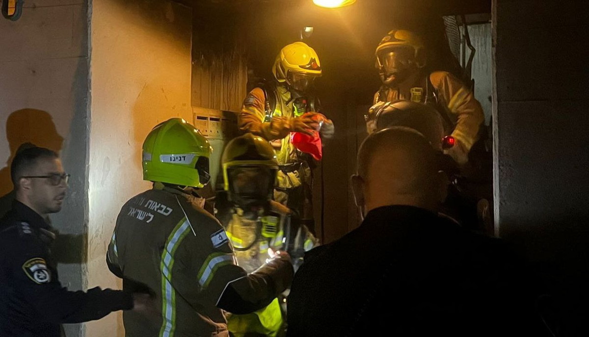 اندلاع حريق في مبنى ببئر السبع: 11 مصابًا أحدهم رجل (43 عامًا) بحالة متوسطة إثر استنشاق الدخان