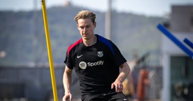 دي يونج يطارد رقما تاريخيا في برشلونة