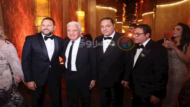 بالصور- عمرو دياب يشعل حفل زفاف ابنة شقيق عماد زيادة