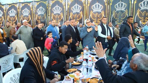 محافظ الوادي الجديد تشارك أهالي قرية الشيخ والي إفطار رمضان