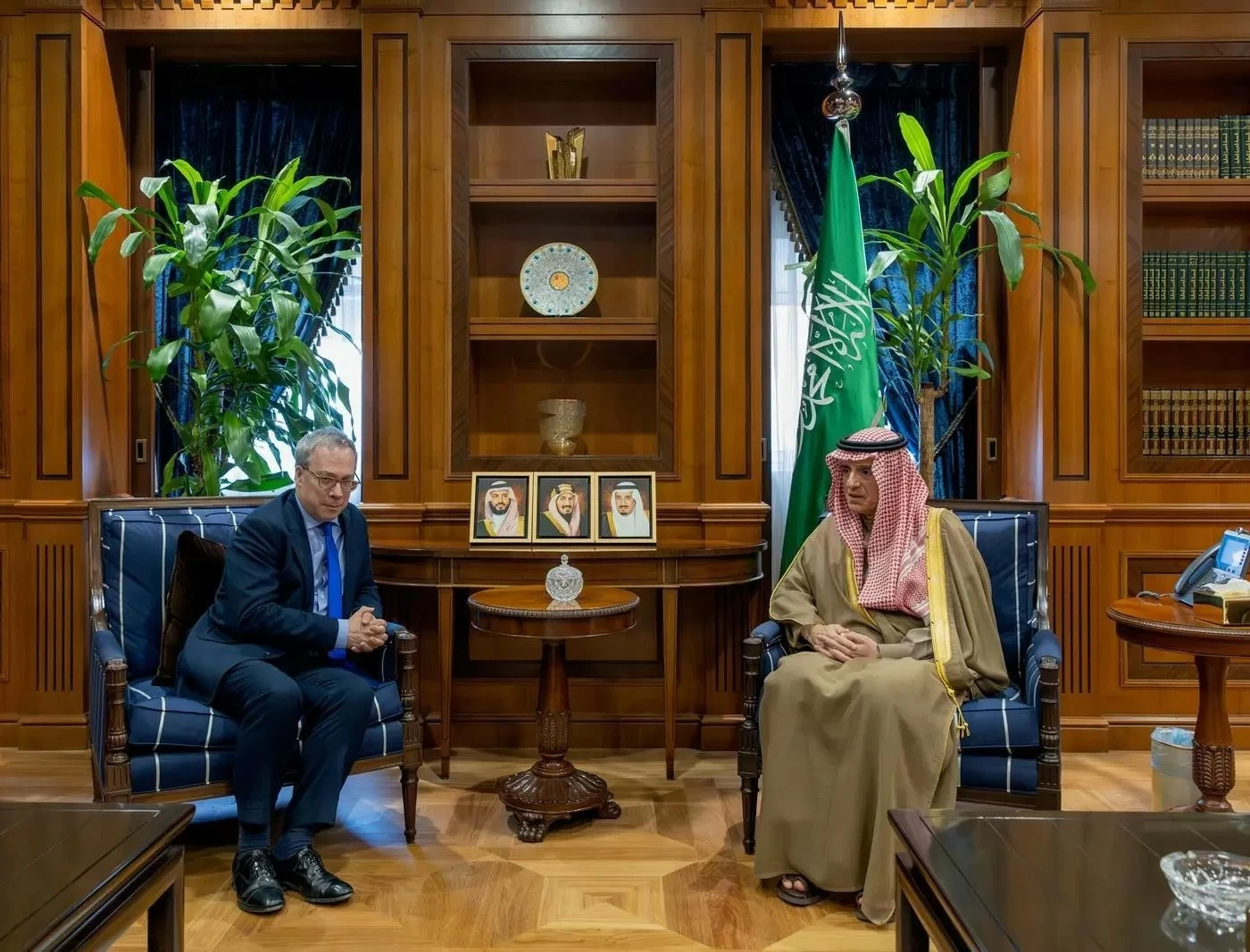 وزير الدولة للشؤون الخارجية يستقبل المدير العام السياسي في وزارة الخارجية والكومنولث والتنمية بالمملكة المتحدة