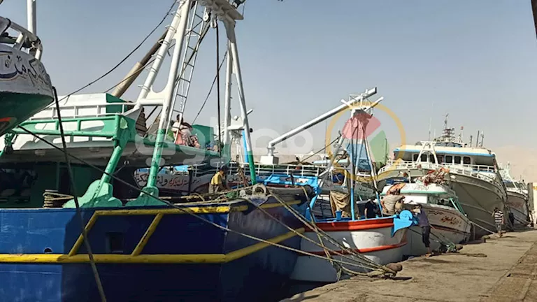بعد قرار وقف الصيد.. ميناء الأتكة يستقبل مراكب "الجر والشانشولا" حتى س