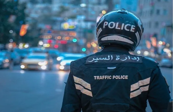 رقيب سير ينقذ حياة شابة بعد تعرّضها لحالة مرضية في عمان