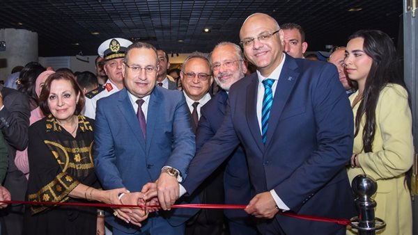 وزير التعليم العالي ومحافظ الإسكندرية يتفقدان معرض الحفائر بحدائق الشلالات