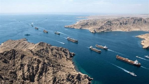 المستشار العسكري للمرشد الإيراني يهدد بإغراق السفن الأمريكية في مضيق هرمز