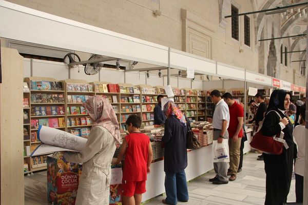 معرض رمضان للكتاب في إسطنبول.. تلاقي الروحانية والمعرفة في أجواء الشهر الفضيل
