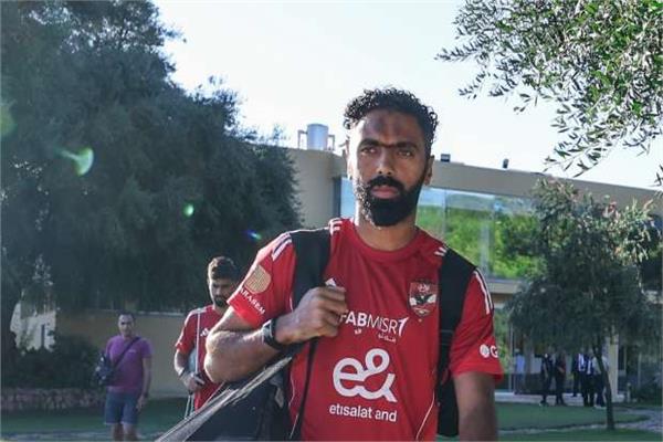 حسين الشحات يجمع متعلقاته ويرفض عرض الأهلي الأخير بعد جلسة عبد الحفيظ