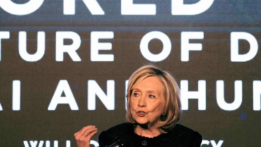 هيلاري كلينتون تتهم إدارة ترمب بالتستر على ملفات إبستين