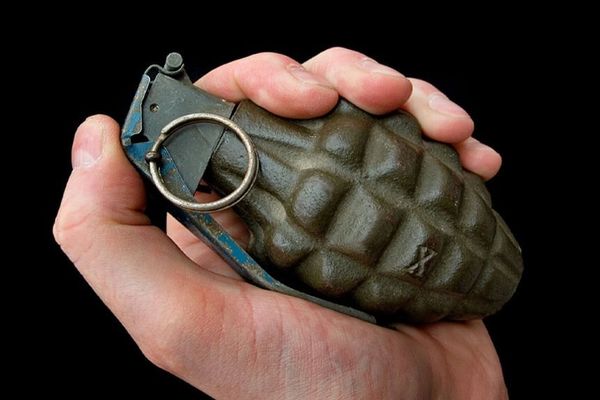 شاهد.. “الشايب” بقبضة الأمن بعد ظهوره في فيديو يهدد برمانة يدوية