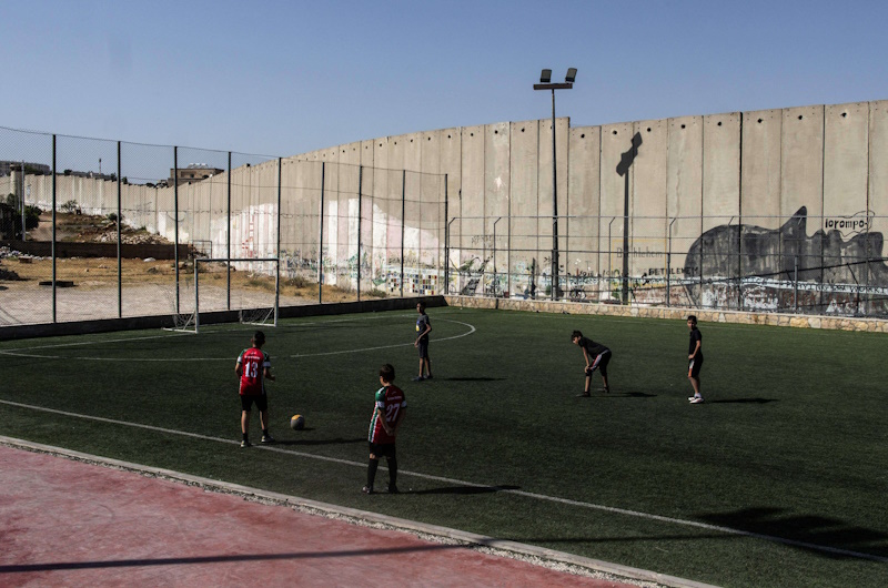 السلطات الإسرائيلية تخطر بهدم ملعب لكرة القدم في الضفة الغربية