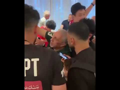 الكل بيحب الملك .. محمد صلاح من داخل فندق إقامة المنتخب مع الجماهير