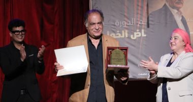 تكريم الفنان رياض الخولى فى افتتاح الدورة الخامسة من مهرجان المسرح العالمى