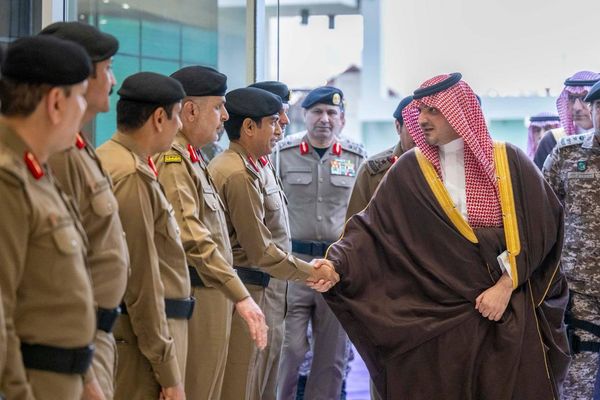 وزير الداخلية رئيس لجنة الحج العليا يقف على سير عمل مركز القيادة والسيطرة لأمن الحج