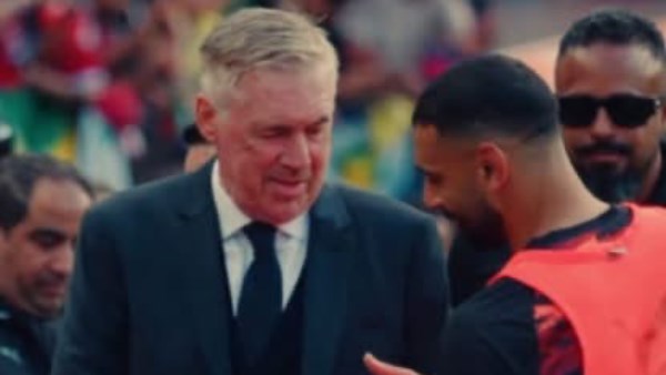 بالأحضان .. لقطة مميزة بين محمد صلاح وأنشيلوتي في مباراة البرازيل ومصر
