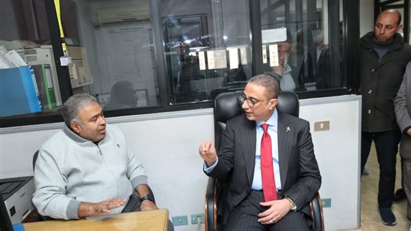 محافظ الجيزة يتفقد مركز معلومات شبكات المرافق لبحث خطط التطوير