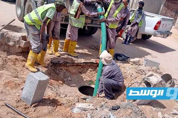 استمرار أعمال إزالة مخلفات غرف صمامات المياه بمنطقة عرادة في طرابلس