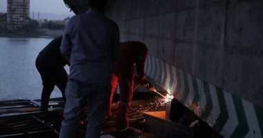 تفاصيل تسيير باخرة نيلية علقت فى الكمرة الرئيسية لكوبري دندرة
