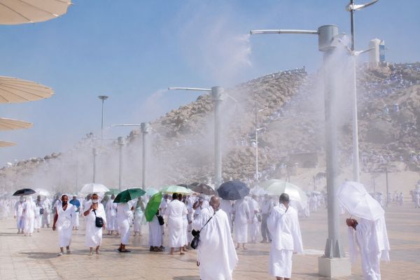 رذاذ «المشاعر».. مشروعات إنسانية تقنية لراحة ضيوف الرحمن