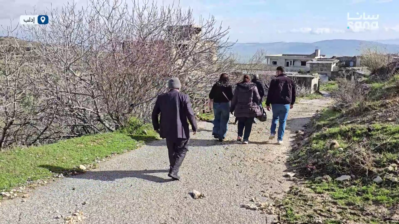أهالي قرية حللوز في ريف إدلب يعودون إلى منازلهم بعد 14 سنة من النزوح