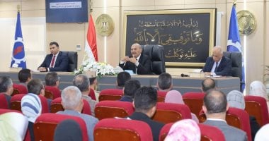 محافظ السويس يعقد اجتماعًا مع رؤساء الأحياء والقيادات التنفيذية