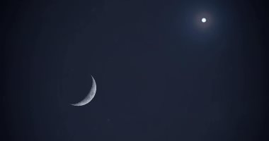 ربع القمر فقط فى السماء.. اعرف موعد اختفائه تماما وتفاصيل الكسوف الحلقى